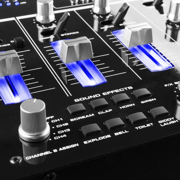 2nde Vie - SkyTec STM-3007 Table de Mixage 6 Canaux SD/USB/MP3/LED/Bluetooth 19"